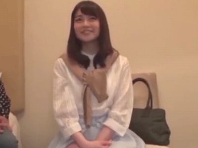 不倫サイトで知り合ったロリカワな若妻とホテルでハメ撮り!