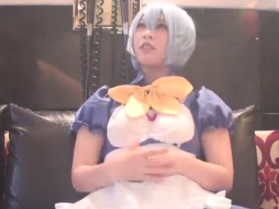 コスプレ美少女が喉奥まで肉棒を咥えご奉仕フェラ!