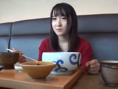 ナンパでGETした素人娘にご飯を奢った代わりにホテルに連れ込んで中出しパコ