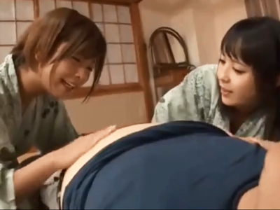 「すごい硬いょw」痴女二人組にチンポ弄られ大量射精待ったなしw