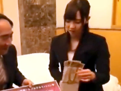 大金を貰えれば22歳年上のハゲ上司とも平気で中出しパコする清楚ビッチ系素人OL