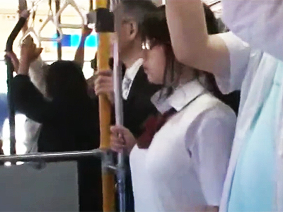 地味メガネJKが通学バスでの痴漢レイプによって2穴同時に姦通されてしまう衝撃映像